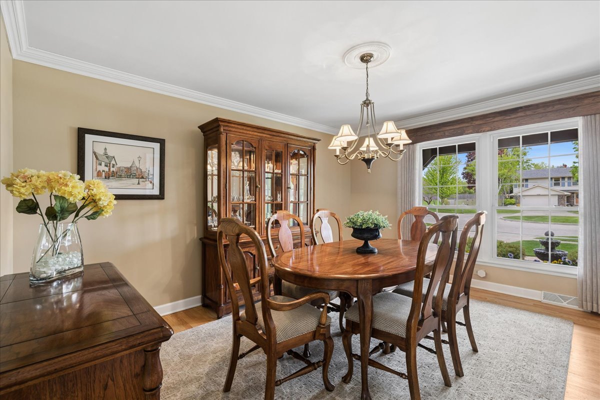 1207 Abbey Court, Libertyville, IL 60048