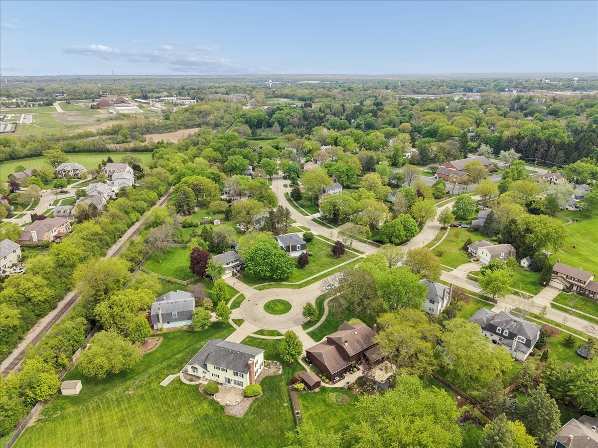 1207 Abbey Court, Libertyville, IL 60048