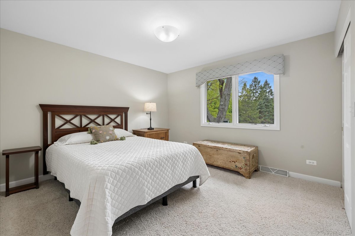 1207 Abbey Court, Libertyville, IL 60048
