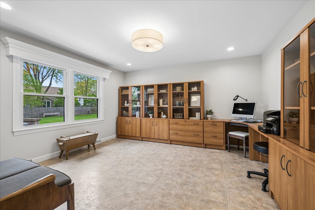 1207 Abbey Court, Libertyville, IL 60048