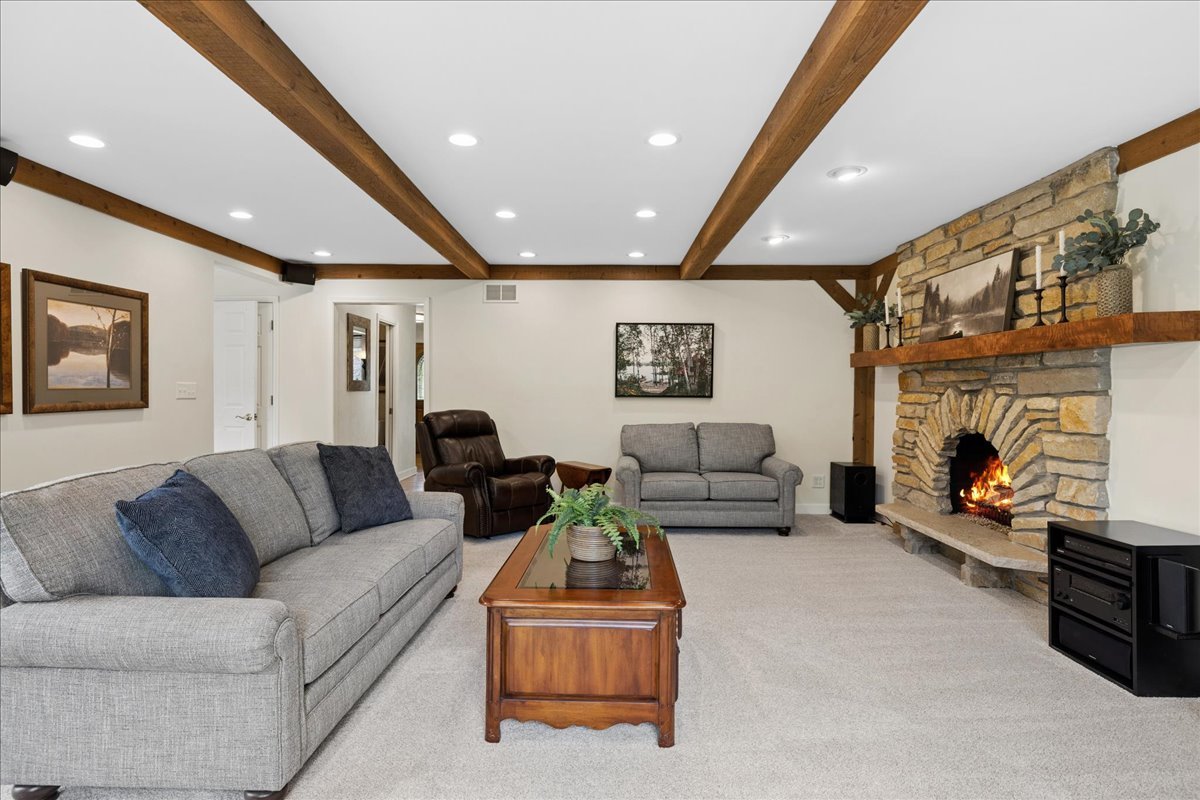 1207 Abbey Court, Libertyville, IL 60048