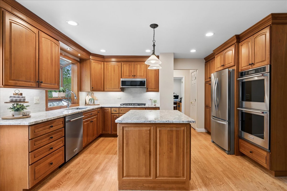 1207 Abbey Court, Libertyville, IL 60048