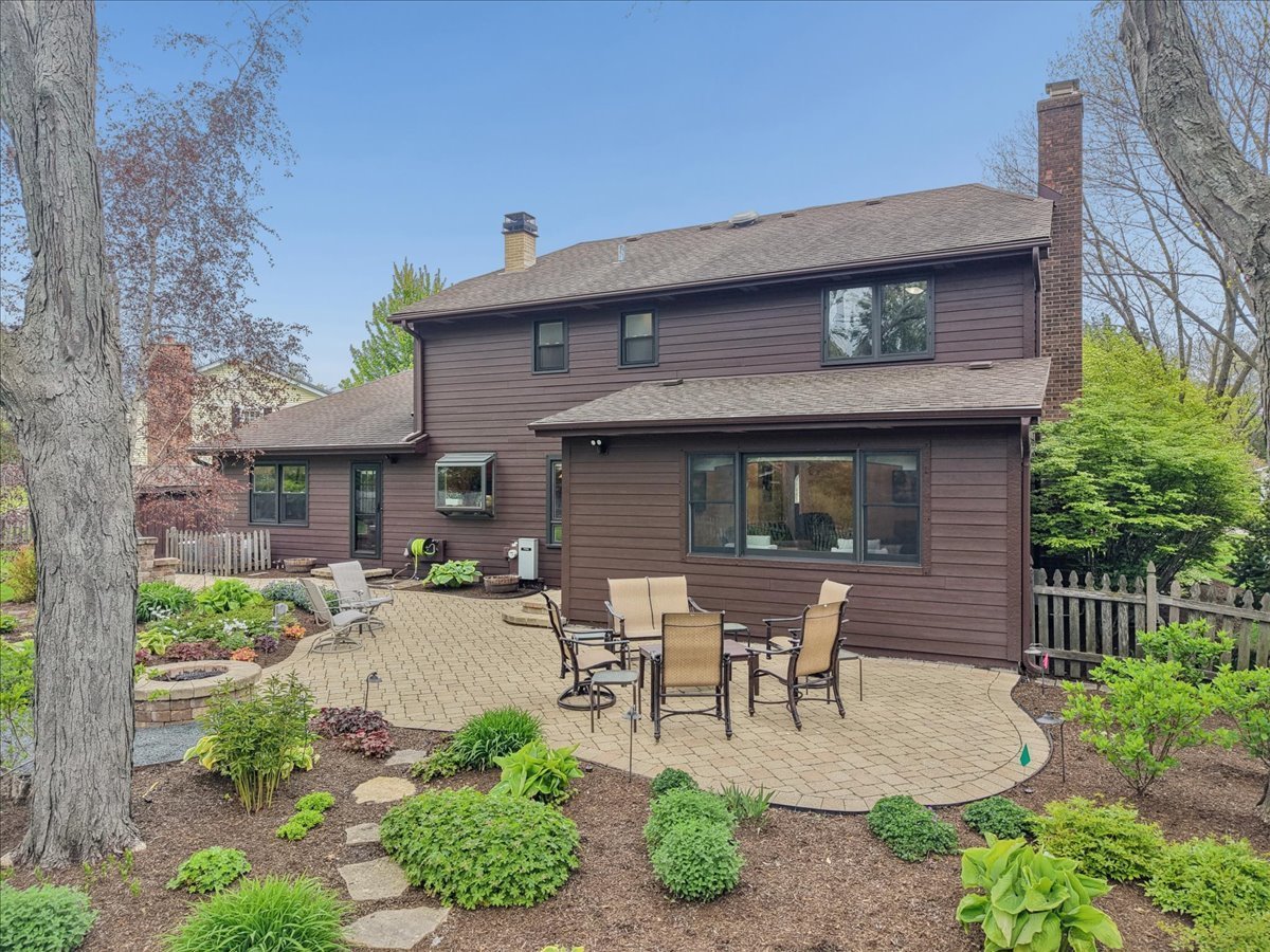 1207 Abbey Court, Libertyville, IL 60048