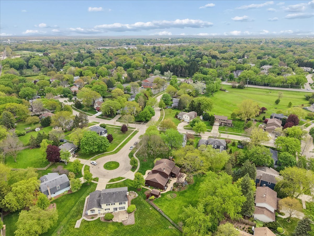 1207 Abbey Court, Libertyville, IL 60048