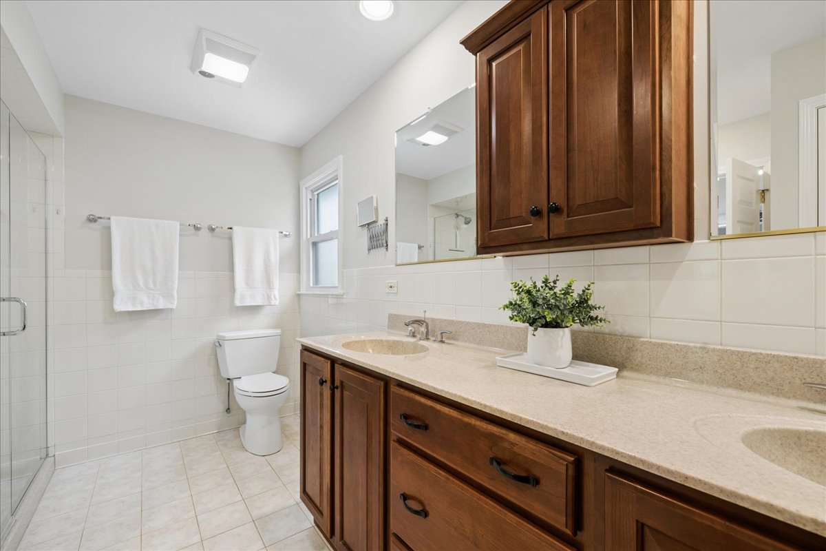 1207 Abbey Court, Libertyville, IL 60048