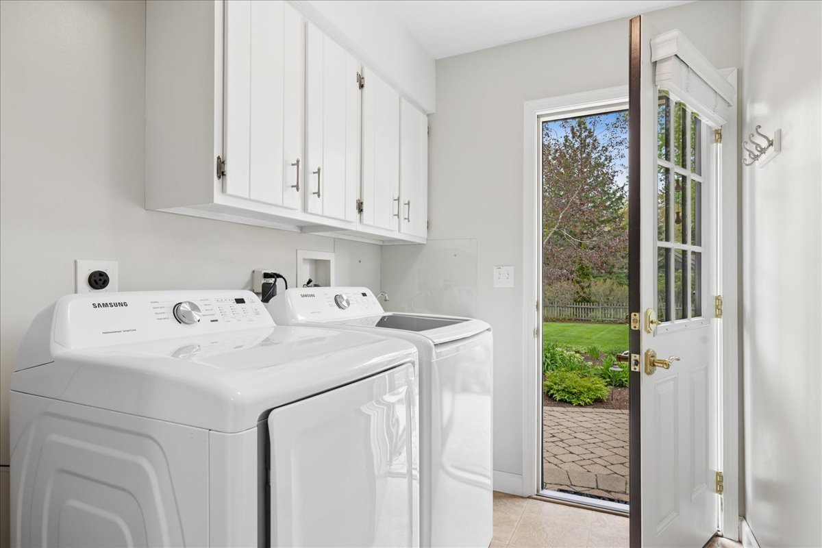 1207 Abbey Court, Libertyville, IL 60048
