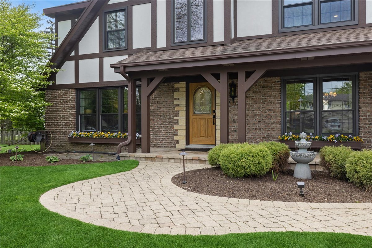 1207 Abbey Court, Libertyville, IL 60048