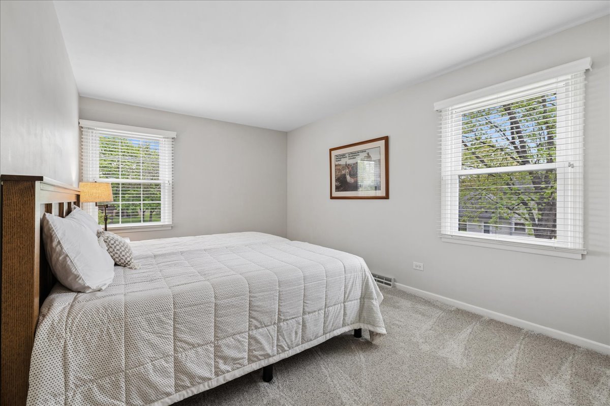 1207 Abbey Court, Libertyville, IL 60048