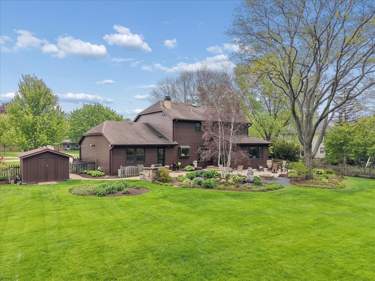 1207 Abbey Court, Libertyville, IL 60048