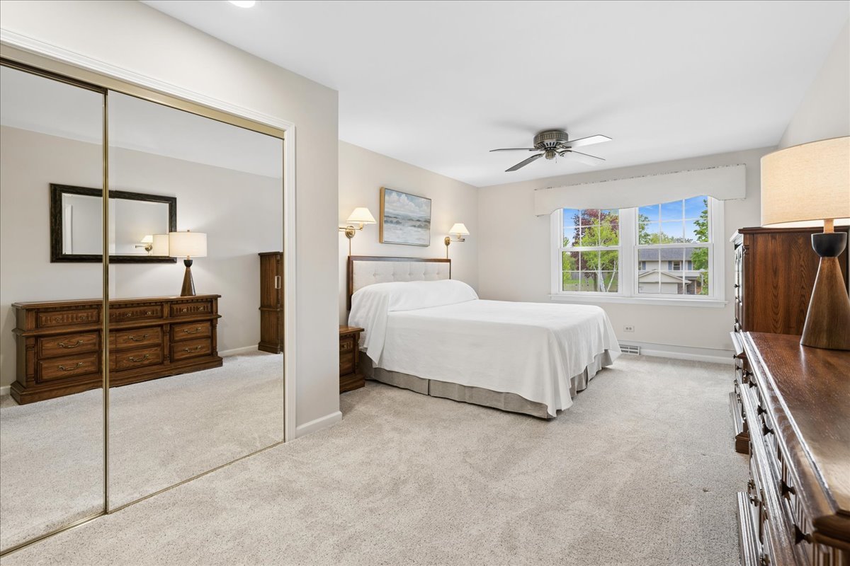 1207 Abbey Court, Libertyville, IL 60048