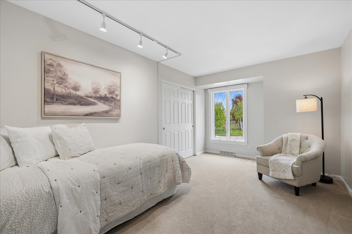 1207 Abbey Court, Libertyville, IL 60048