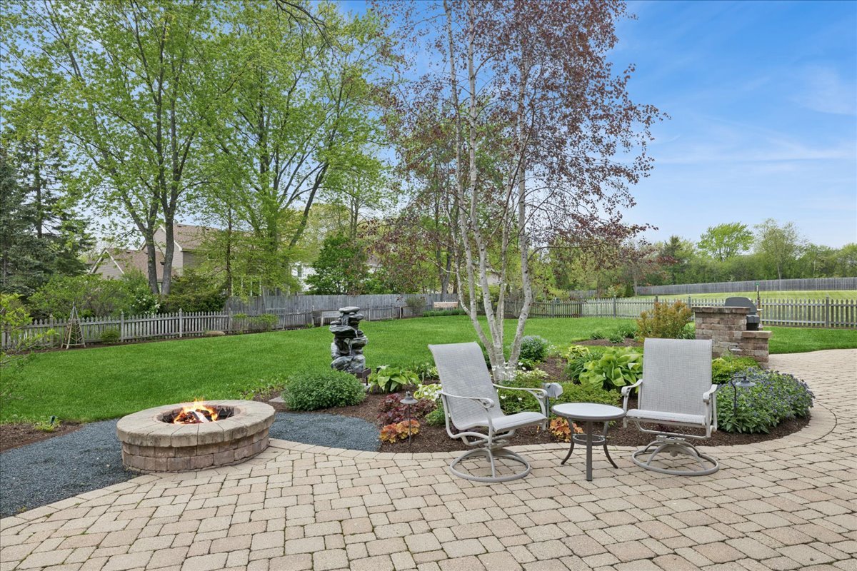 1207 Abbey Court, Libertyville, IL 60048