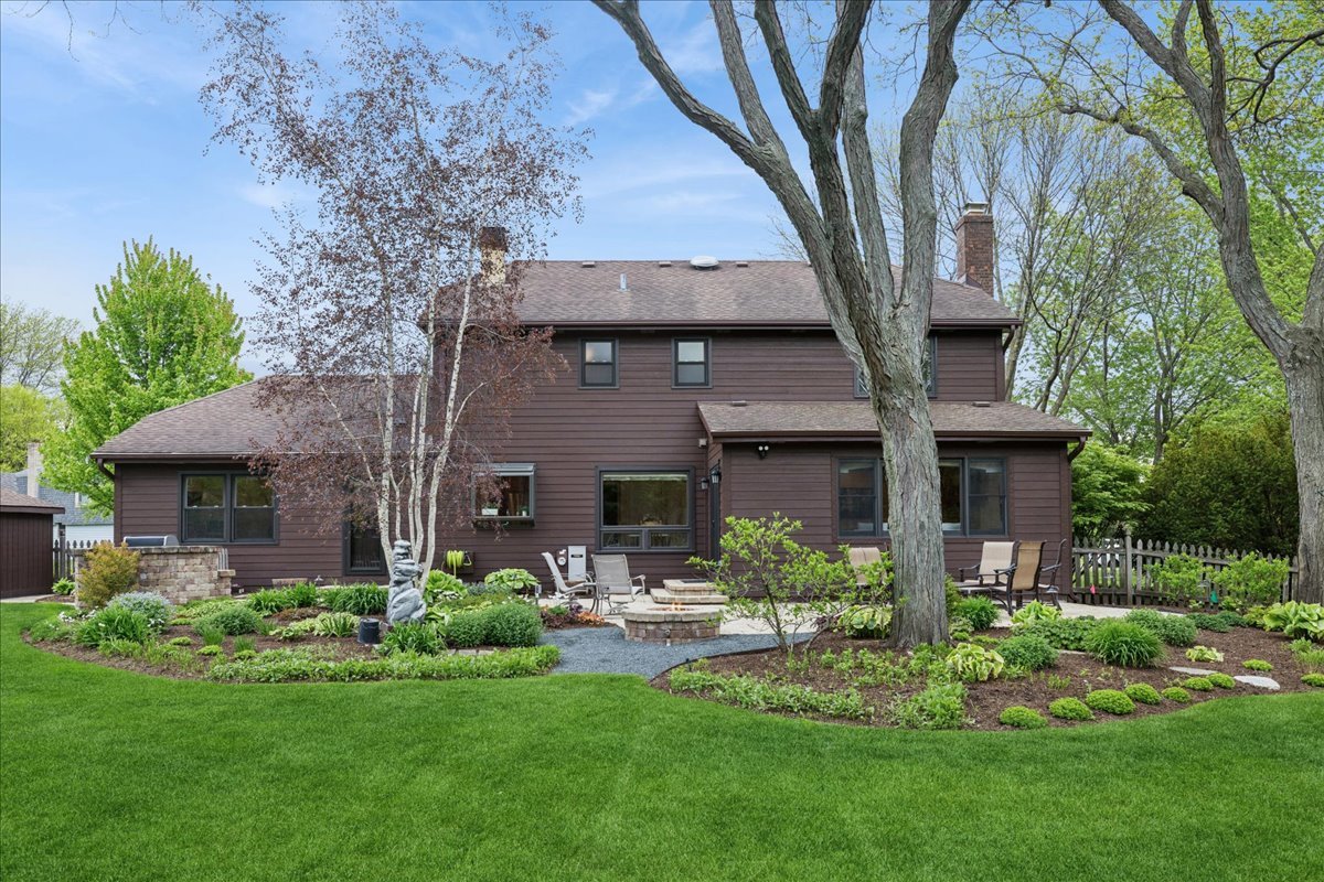 1207 Abbey Court, Libertyville, IL 60048