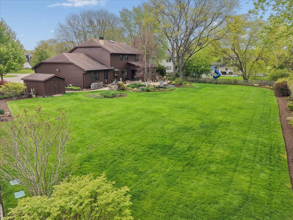 1207 Abbey Court, Libertyville, IL 60048