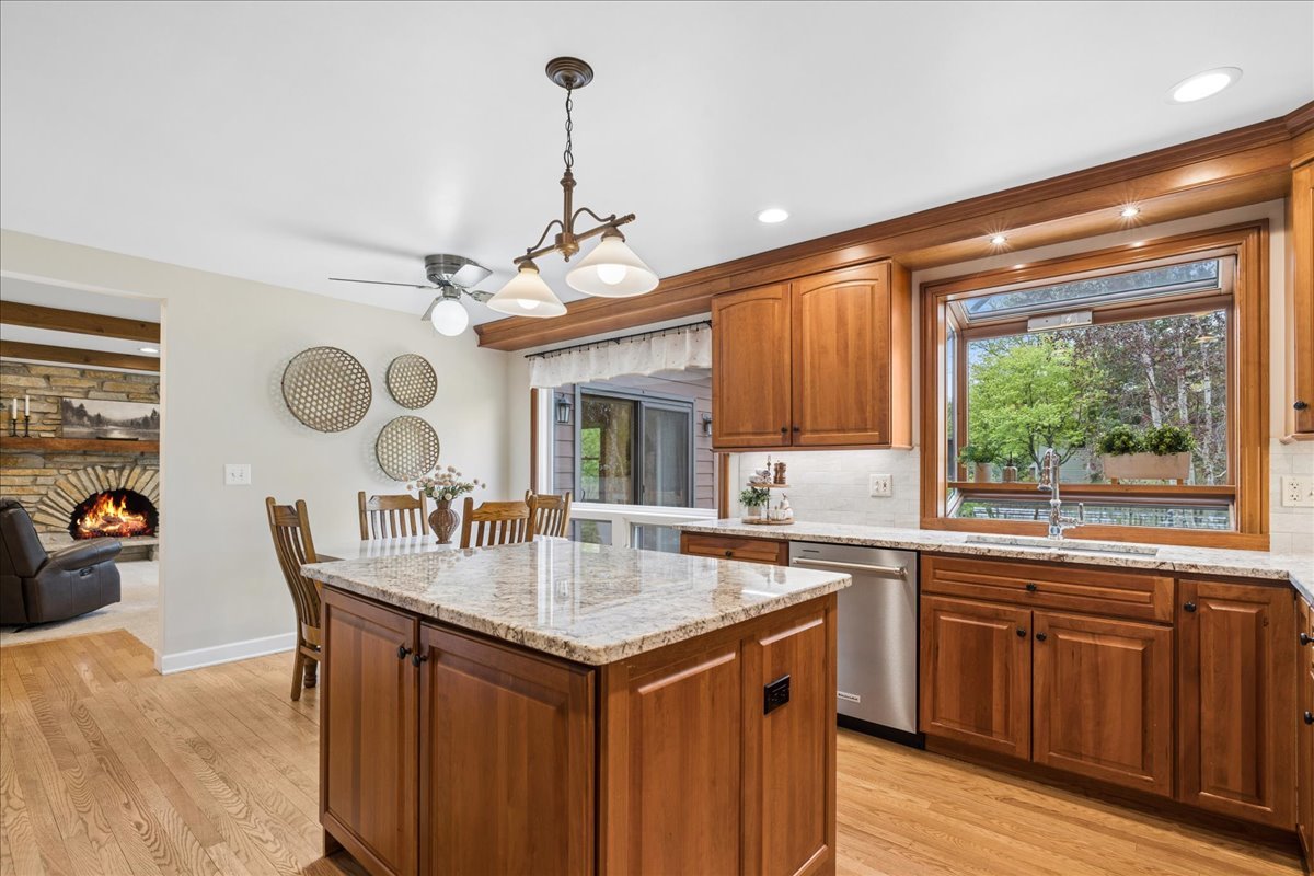 1207 Abbey Court, Libertyville, IL 60048