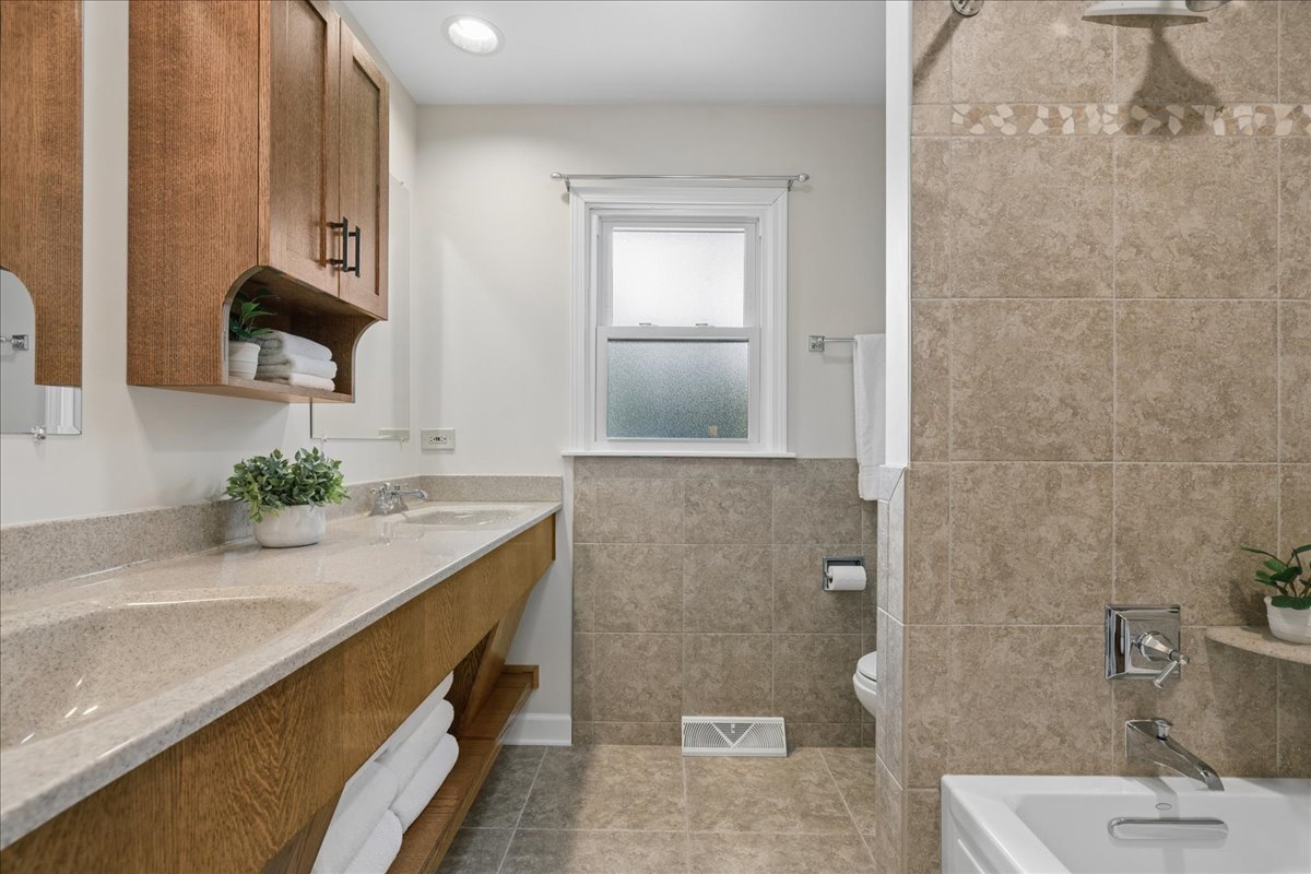 1207 Abbey Court, Libertyville, IL 60048