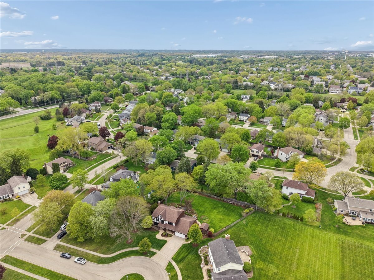 1207 Abbey Court, Libertyville, IL 60048
