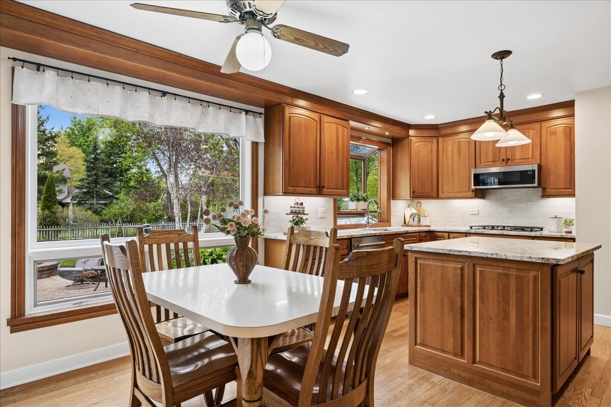 1207 Abbey Court, Libertyville, IL 60048