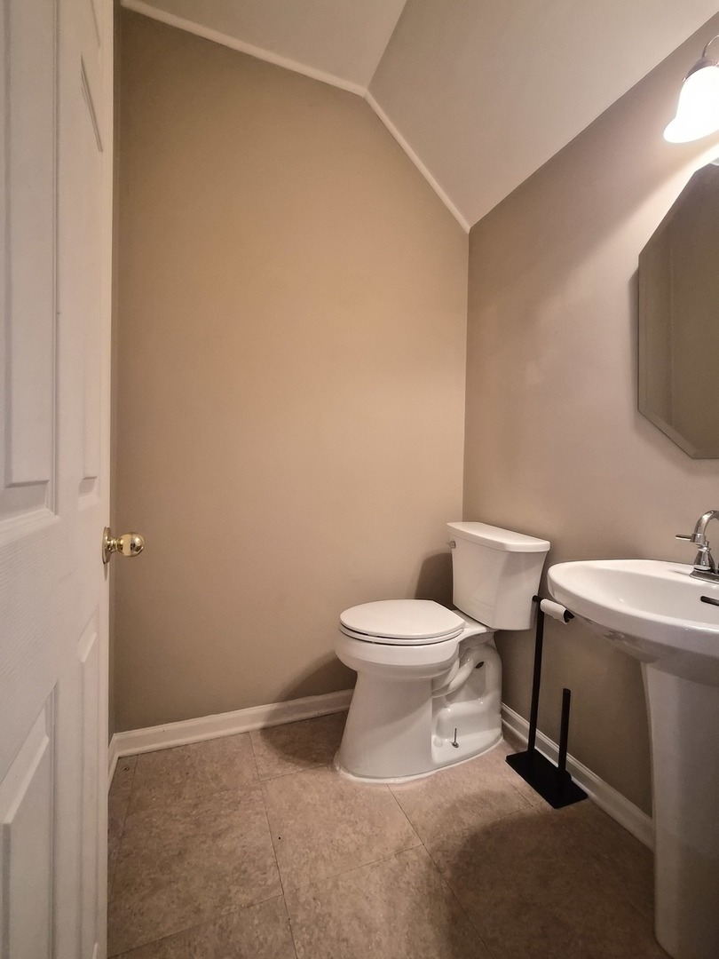 1015 Woodview Court #1015, Aurora, IL 60502