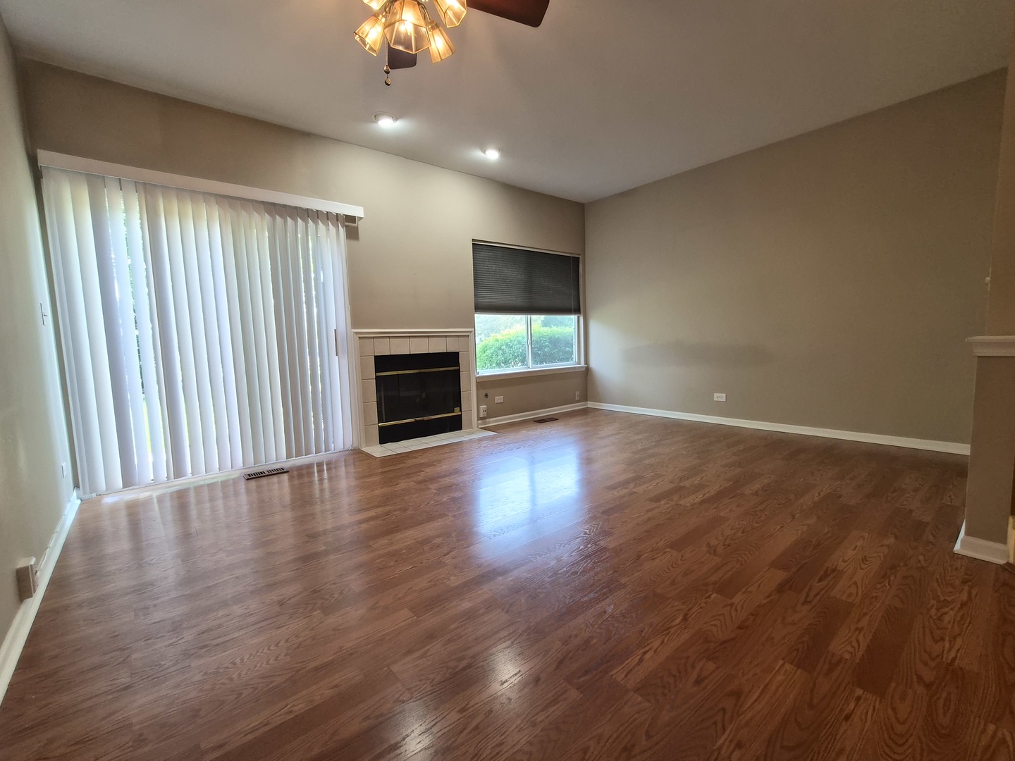1015 Woodview Court #1015, Aurora, IL 60502