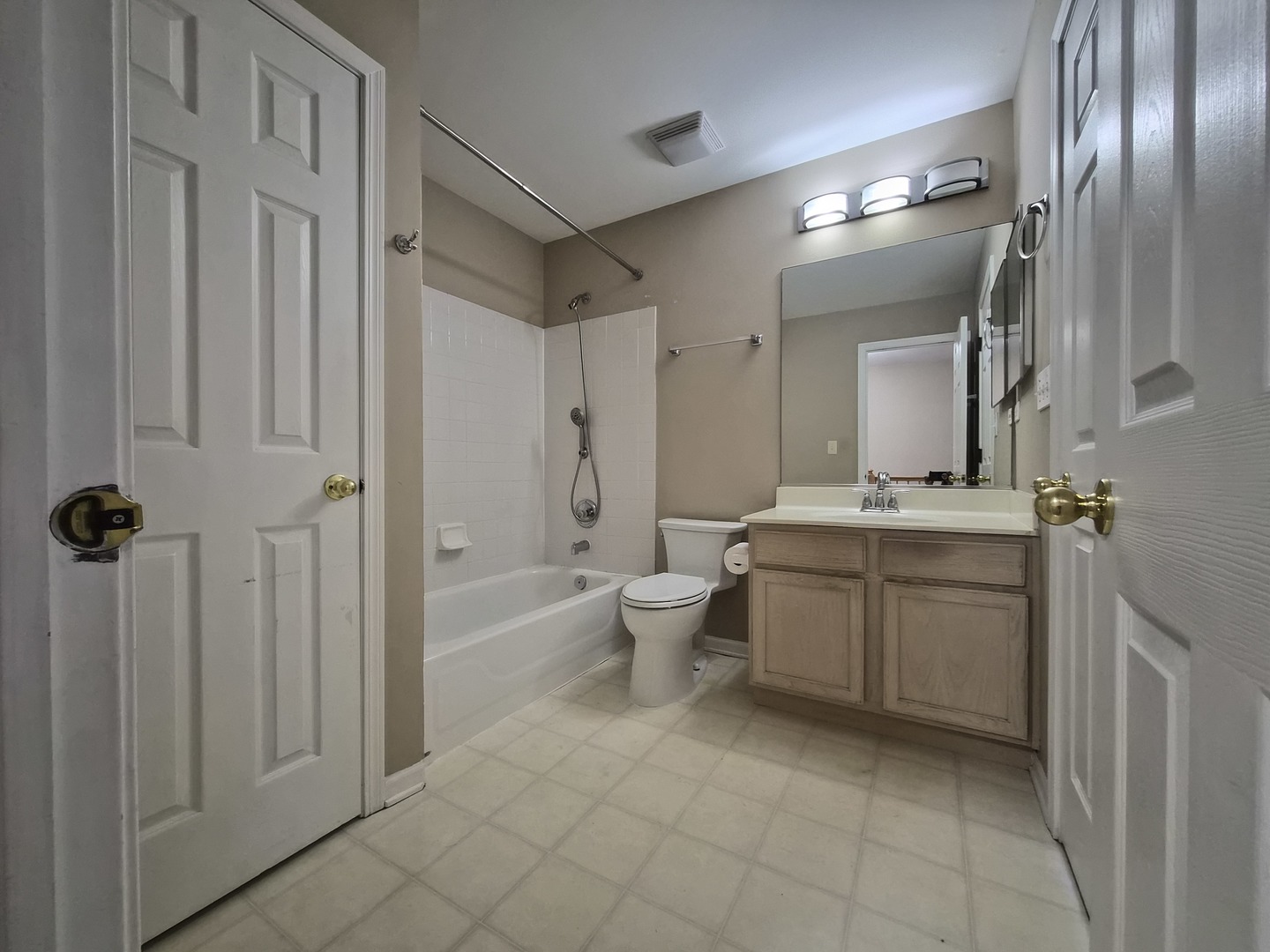 1015 Woodview Court #1015, Aurora, IL 60502