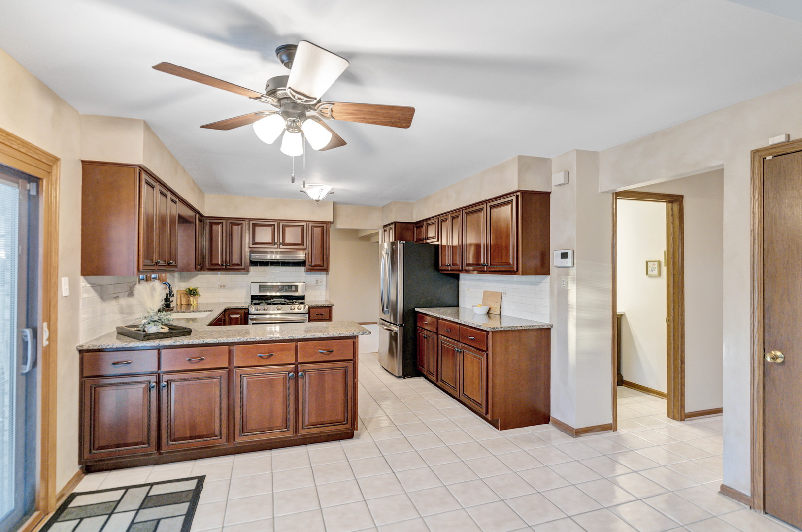 1813 Chippingham Road, Woodridge, IL 60517