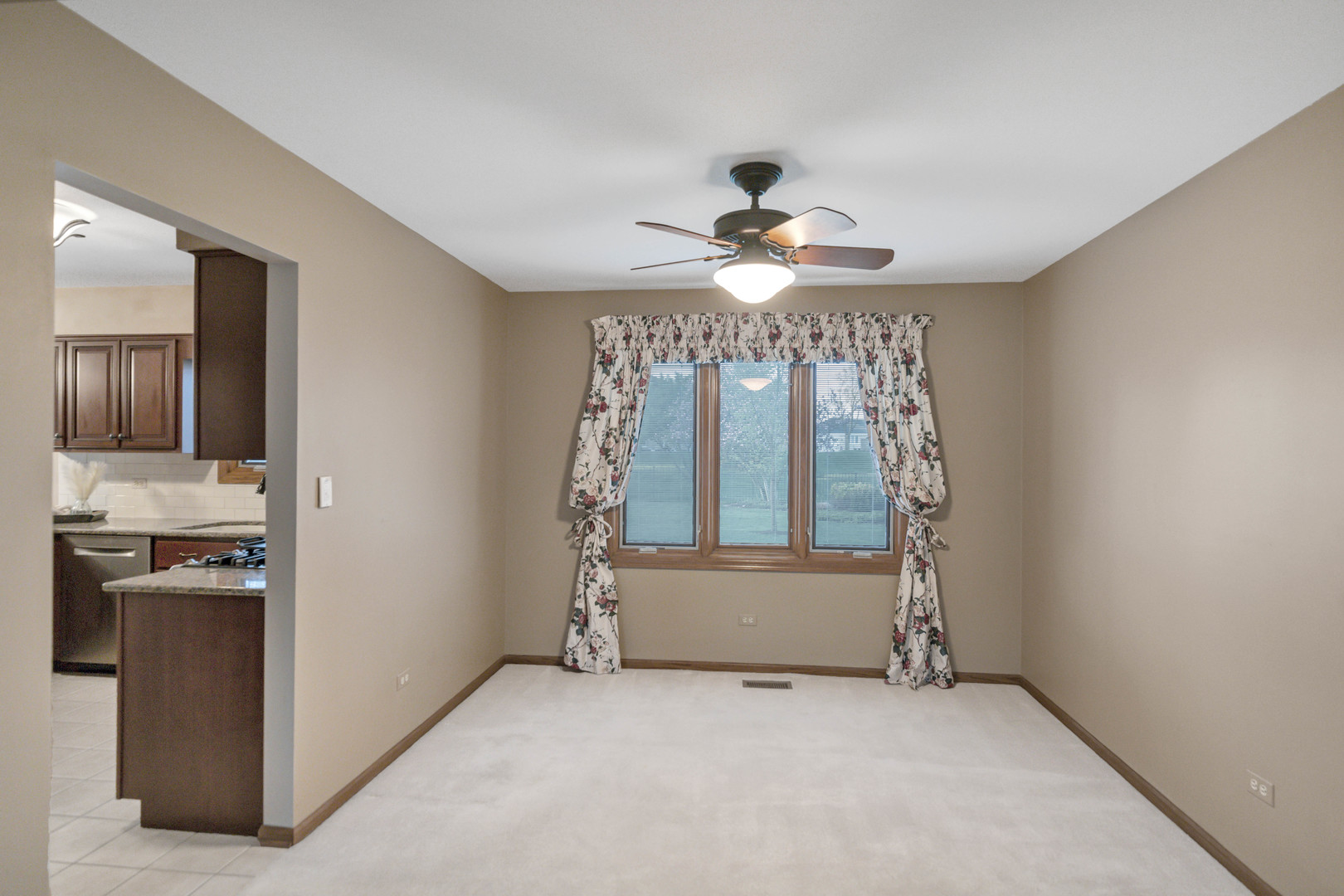 1813 Chippingham Road, Woodridge, IL 60517