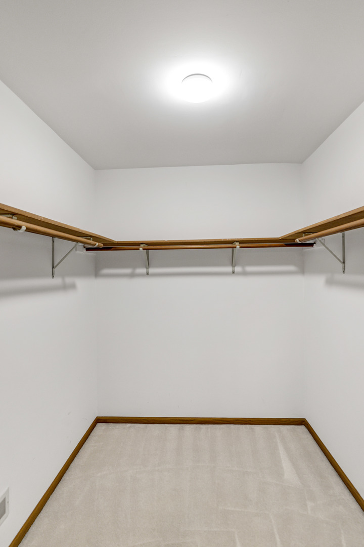 1813 Chippingham Road, Woodridge, IL 60517