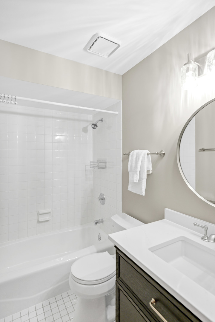 1813 Chippingham Road, Woodridge, IL 60517