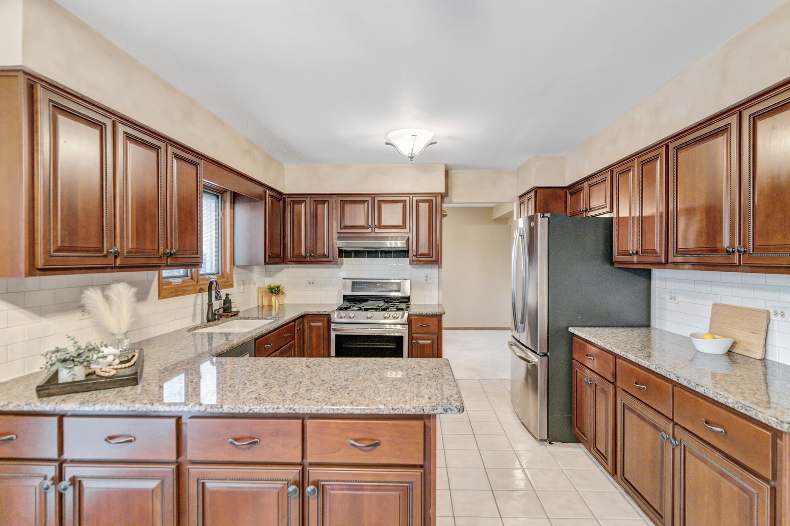 1813 Chippingham Road, Woodridge, IL 60517