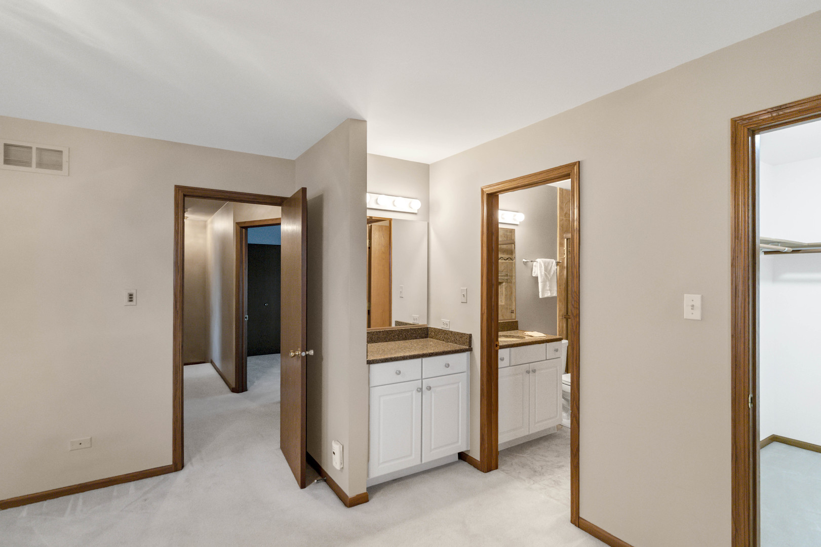 1813 Chippingham Road, Woodridge, IL 60517