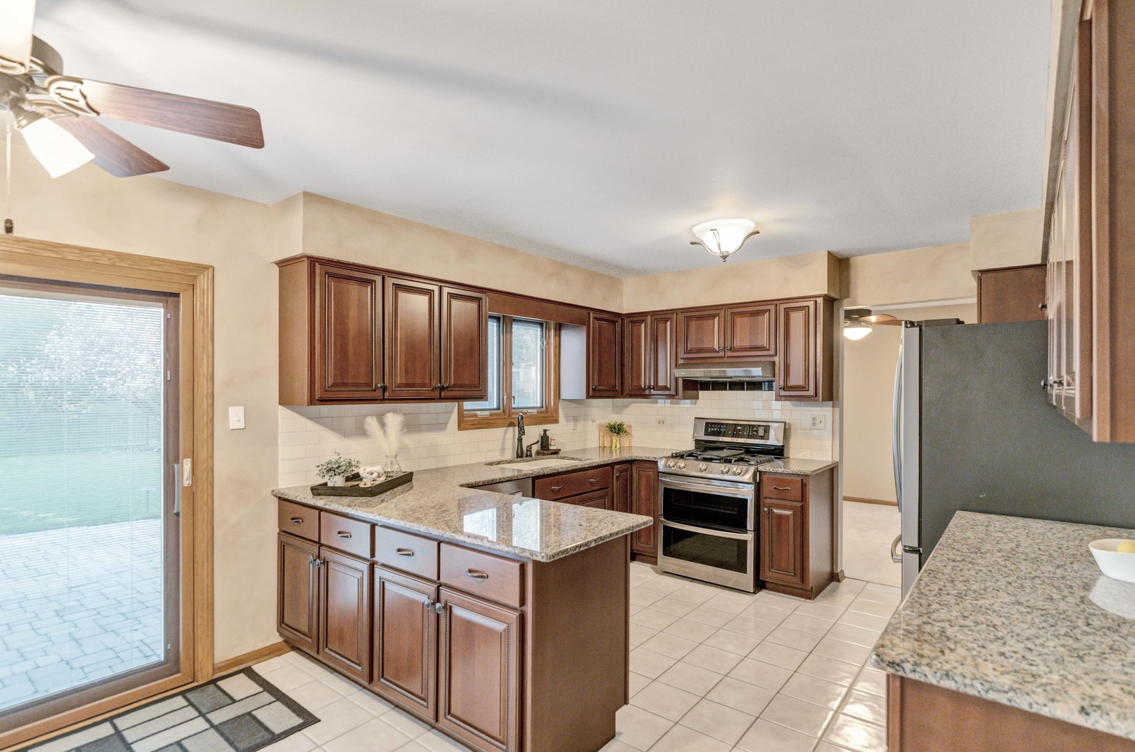 1813 Chippingham Road, Woodridge, IL 60517