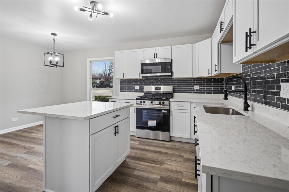 972 Osage Court, Carpentersville, IL 60110