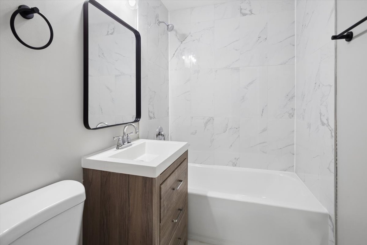 972 Osage Court, Carpentersville, IL 60110