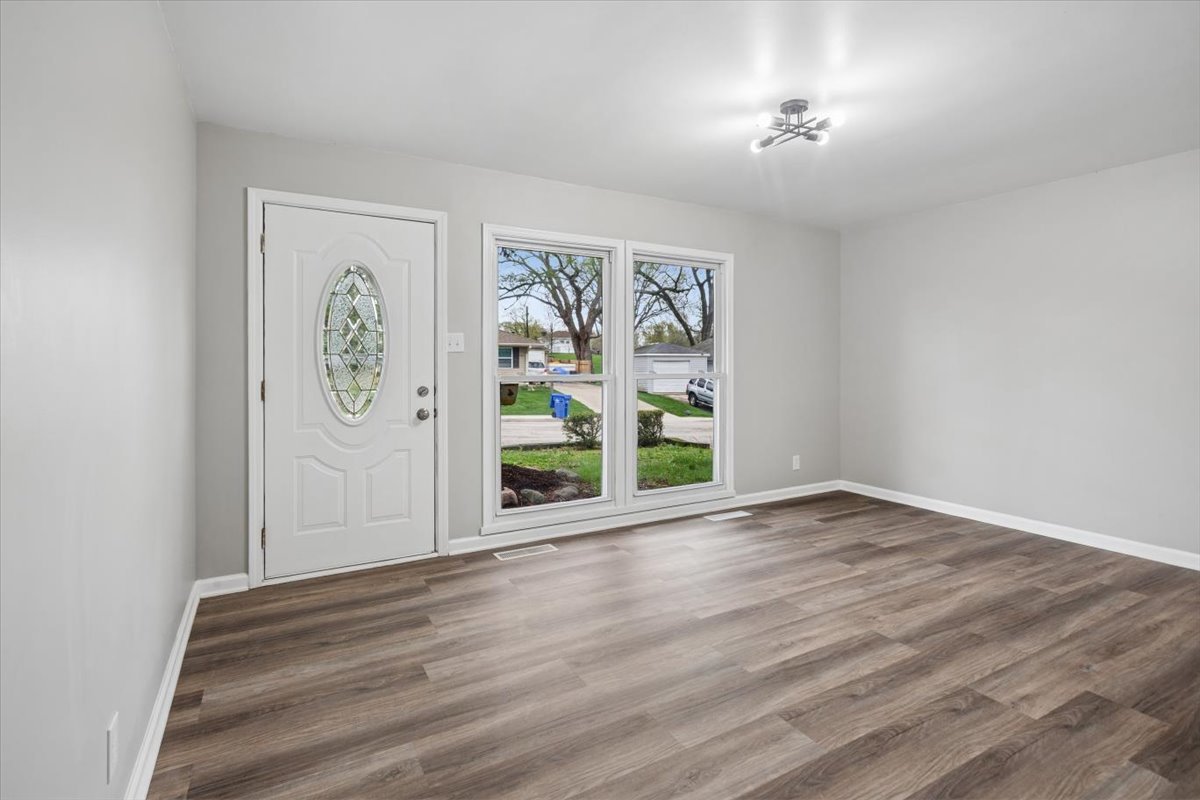 972 Osage Court, Carpentersville, IL 60110