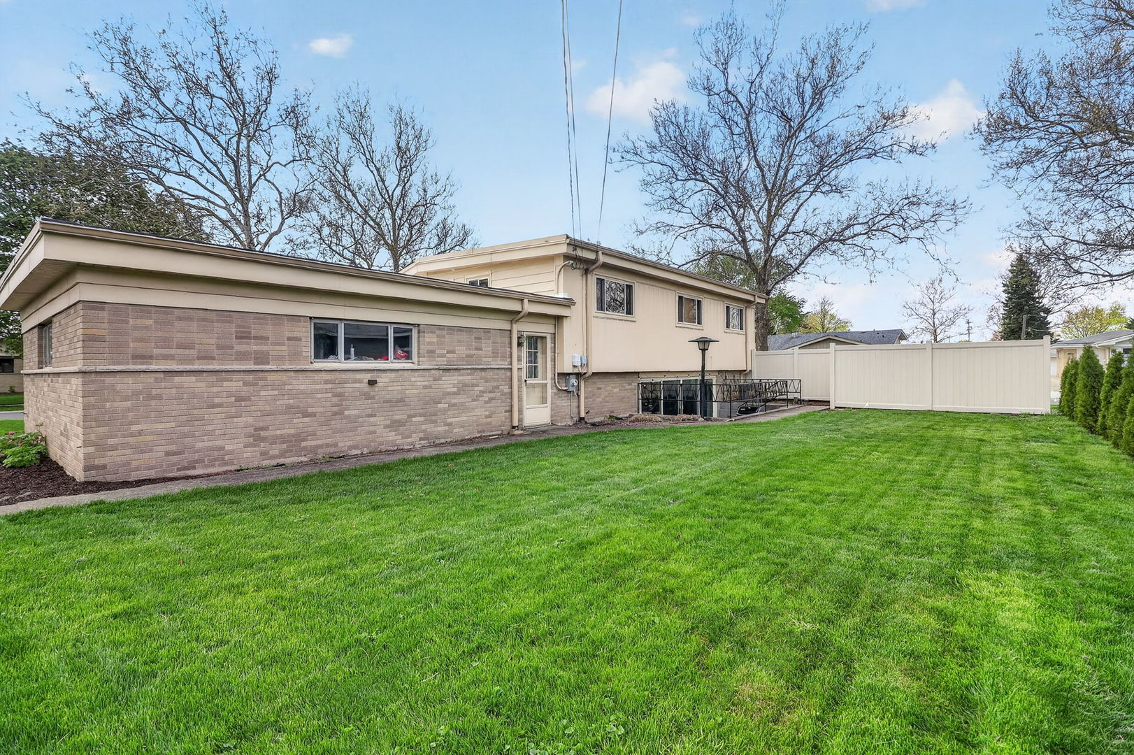 10681 Newbury Street, Westchester, IL 60154