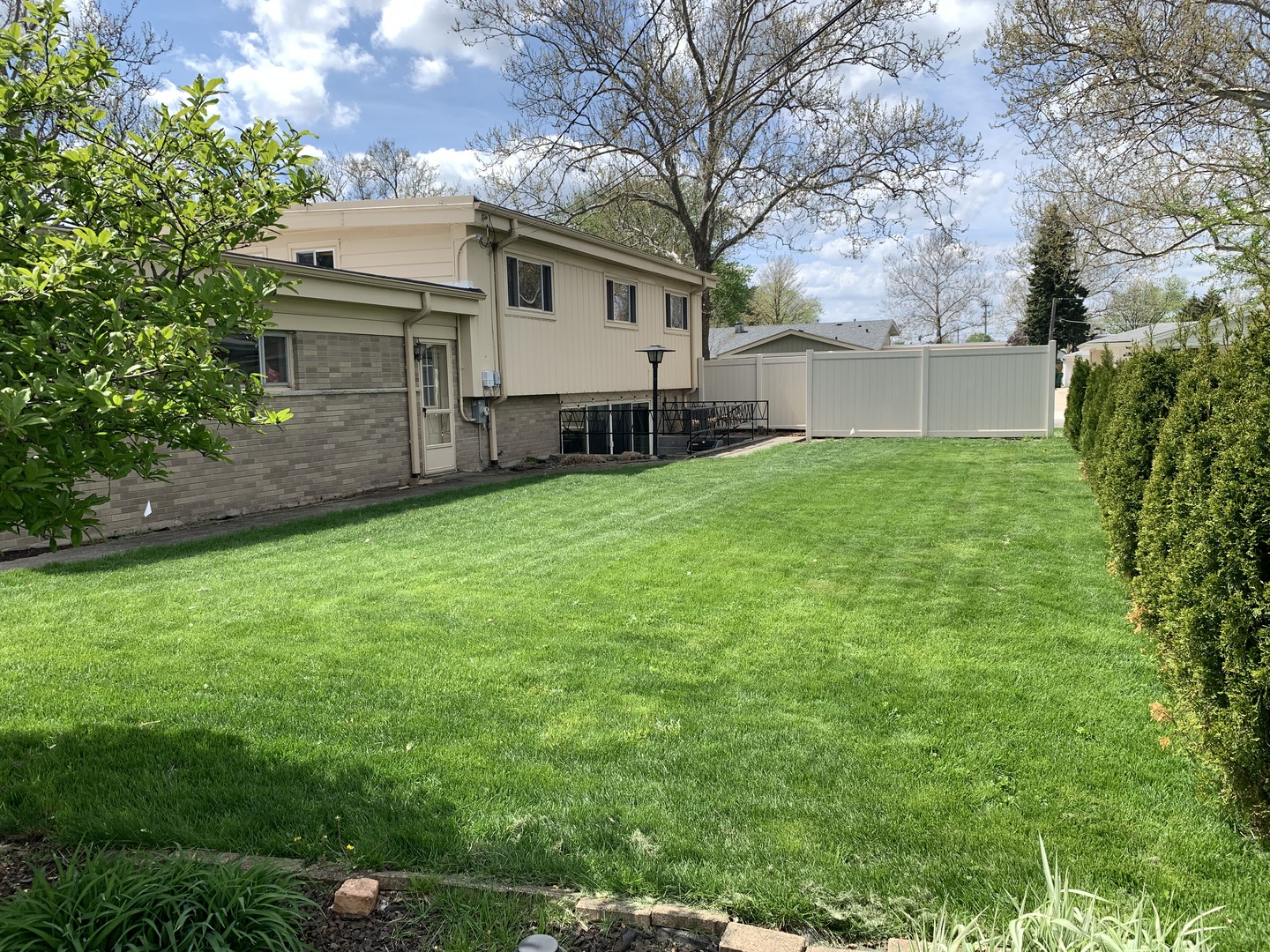 10681 Newbury Street, Westchester, IL 60154