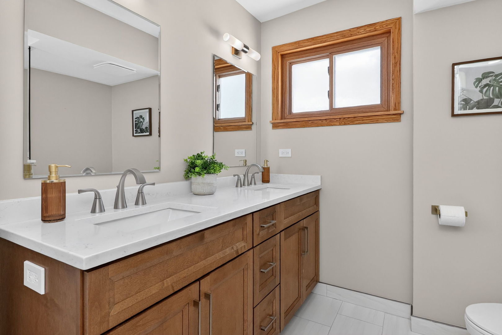 10681 Newbury Street, Westchester, IL 60154