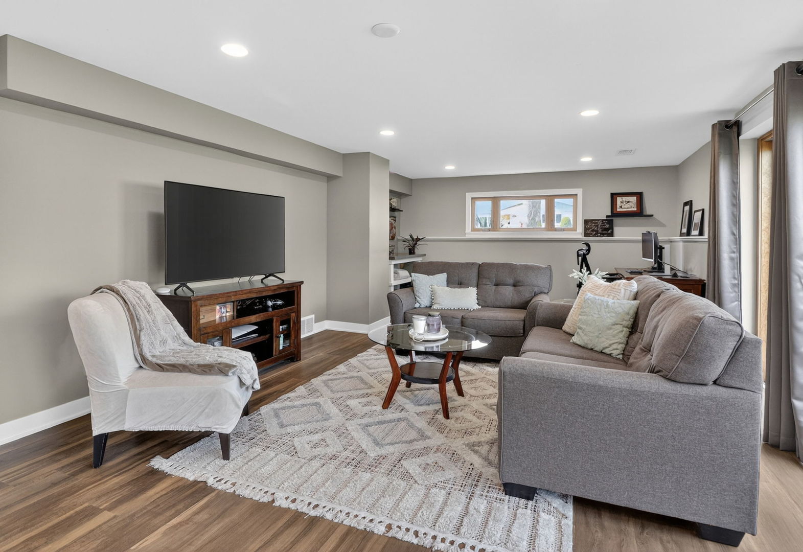 10681 Newbury Street, Westchester, IL 60154