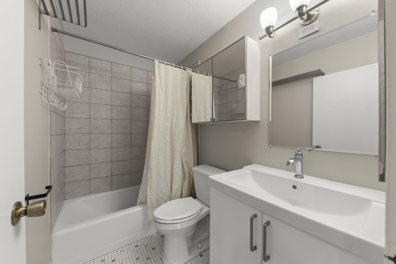 2222 S Stewart Avenue #2F, Lombard, IL 60148