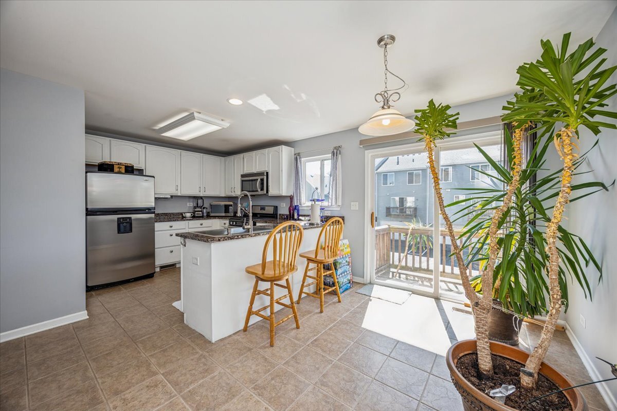 558 Lincoln Station Drive #558, Oswego, IL 60543