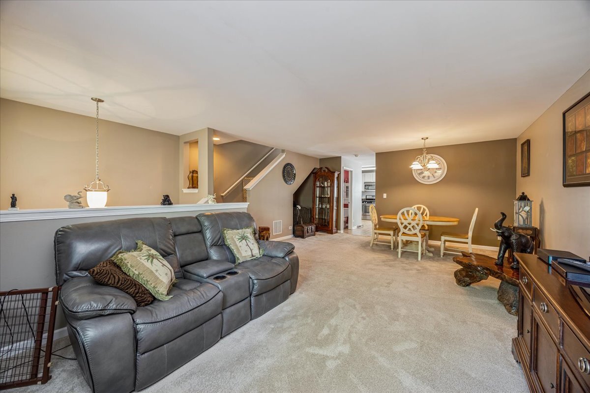 558 Lincoln Station Drive #558, Oswego, IL 60543