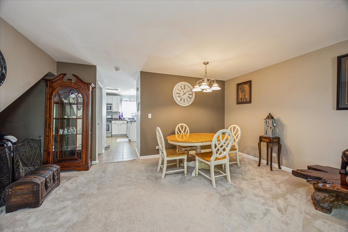 558 Lincoln Station Drive #558, Oswego, IL 60543