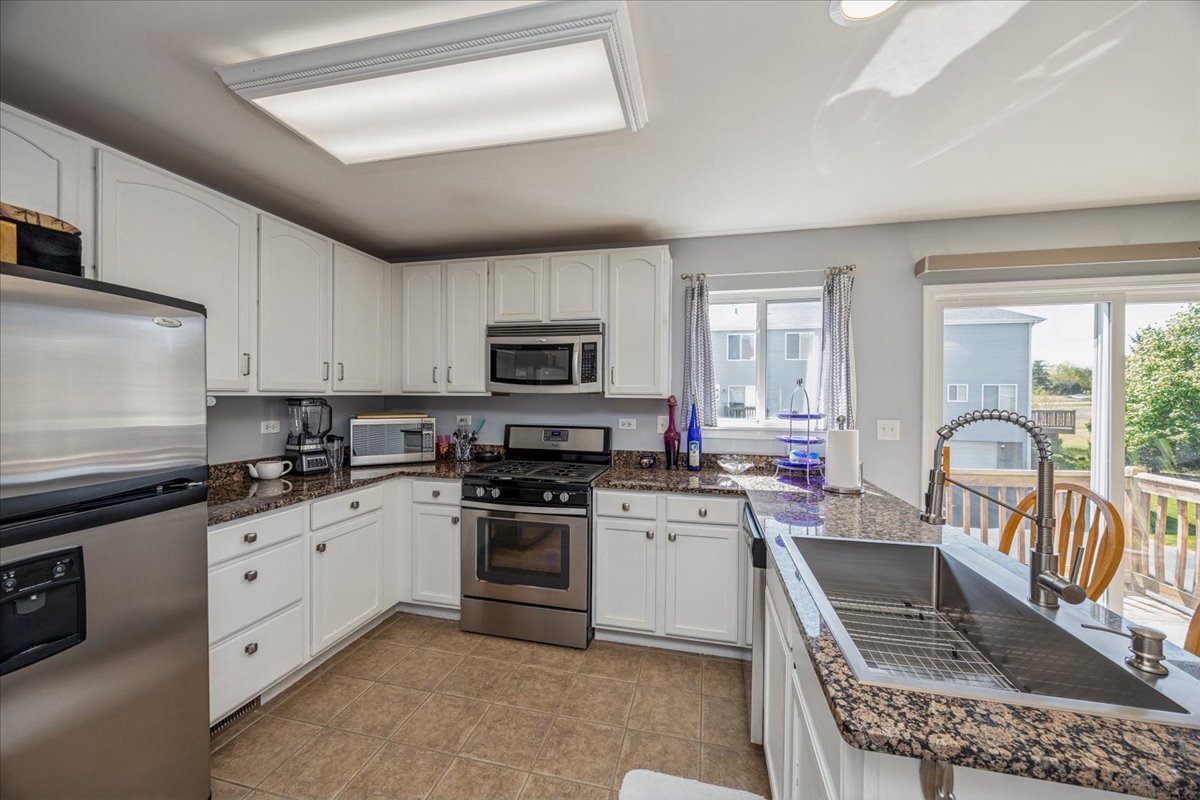 558 Lincoln Station Drive #558, Oswego, IL 60543