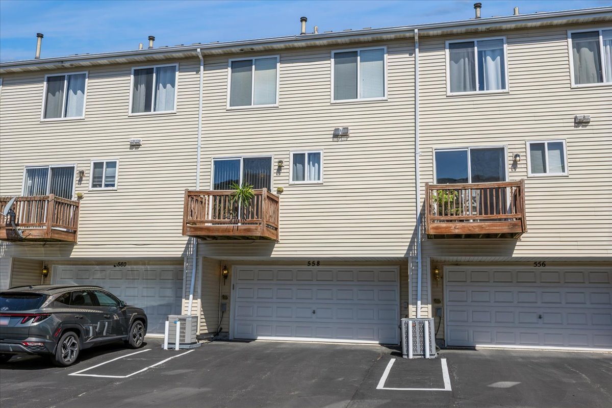 558 Lincoln Station Drive #558, Oswego, IL 60543