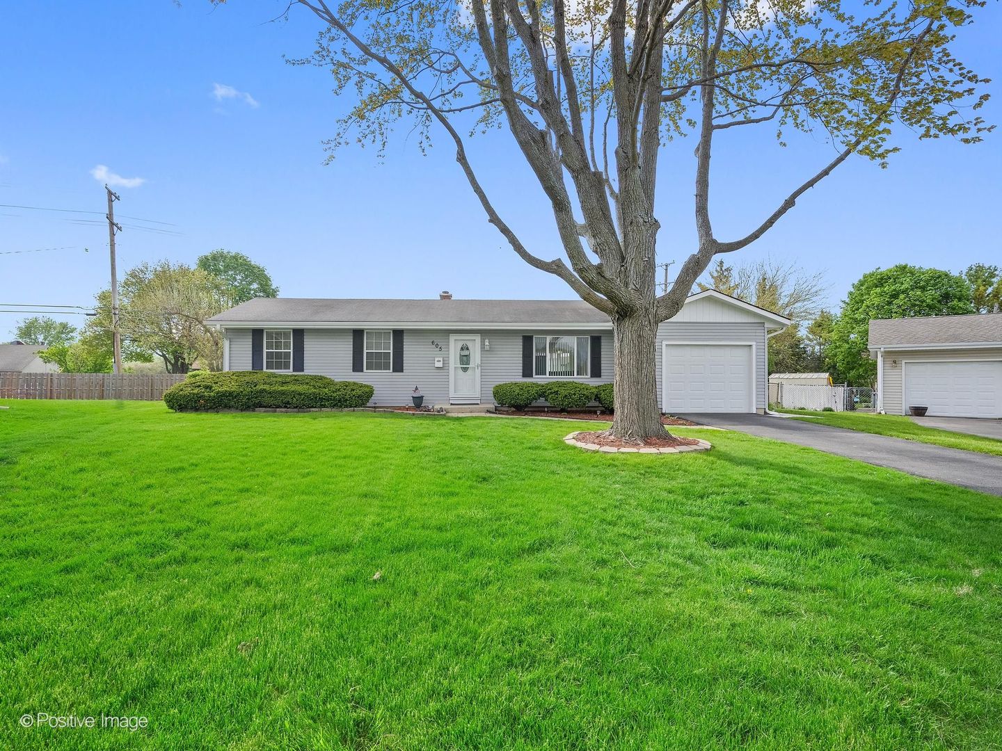 605 Commanche Court, Carol Stream, IL 60188