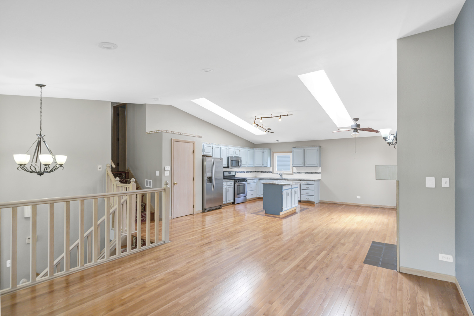 439 E Morse Avenue, Bartlett, IL 60103