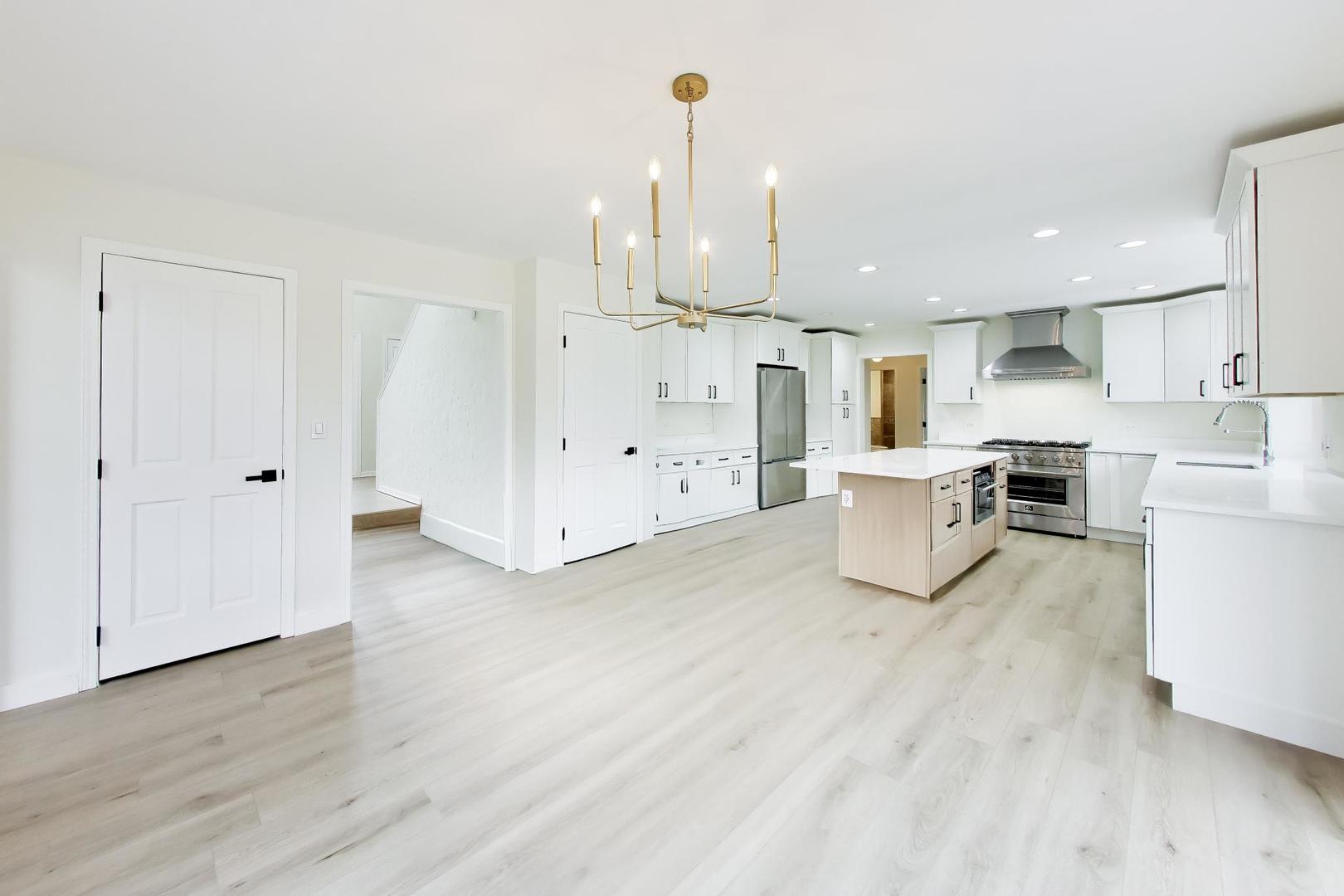 8S510 Oxford Lane, Naperville, IL 60565