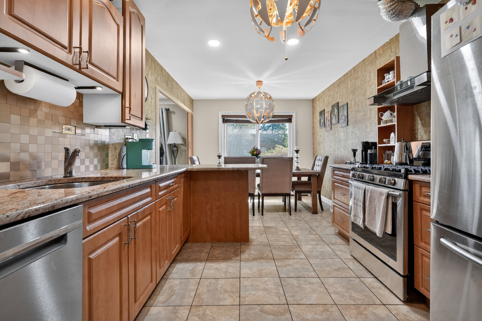 2638 N WINDSOR Drive #102, Arlington Heights, IL 60004