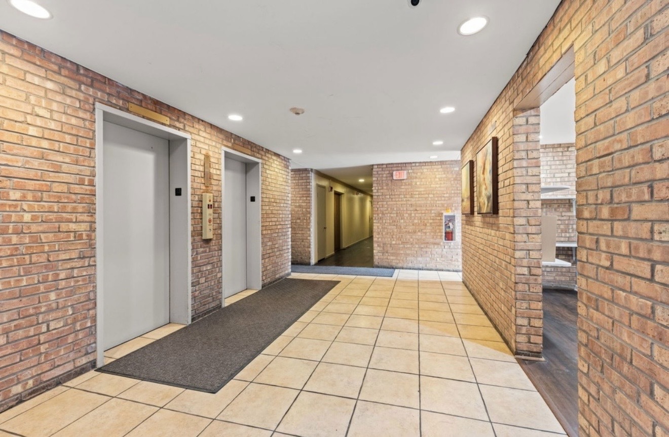 6010 Oakwood Drive #5E, Lisle, IL 60532